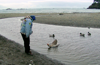 Mou talking to a goose